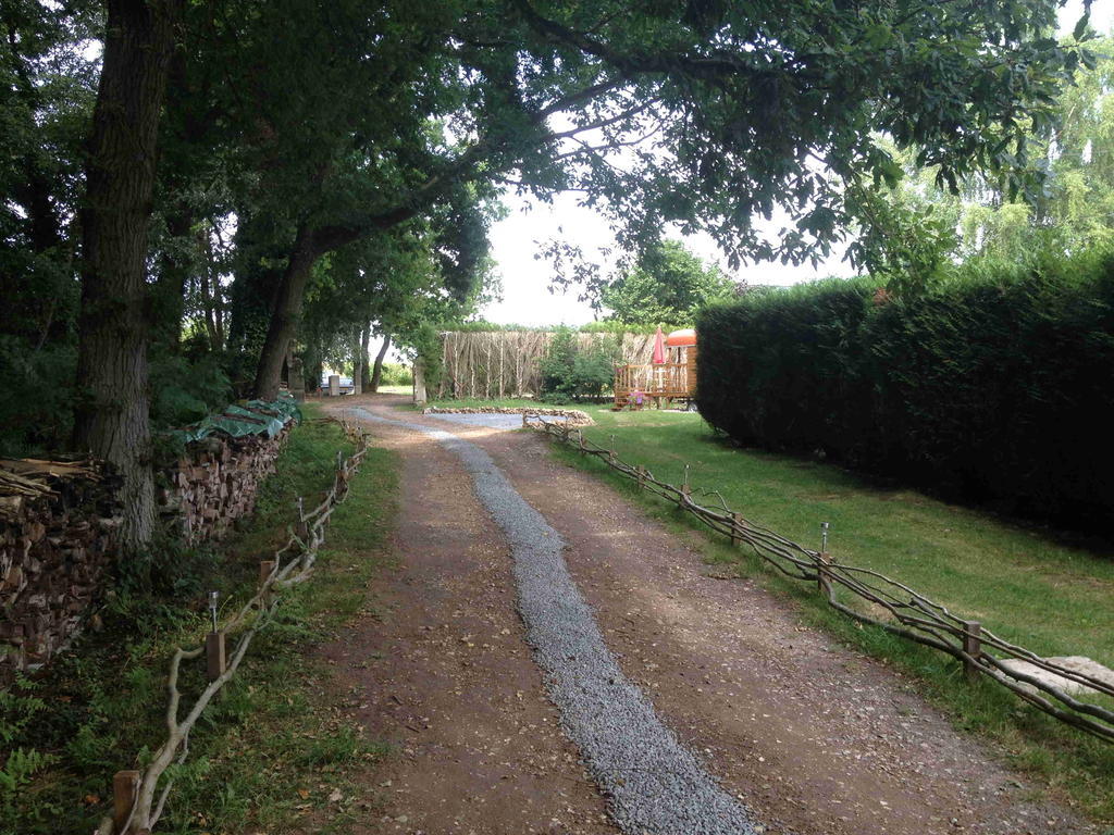 Roulotte Du Petit Bois Theillement Exterior foto
