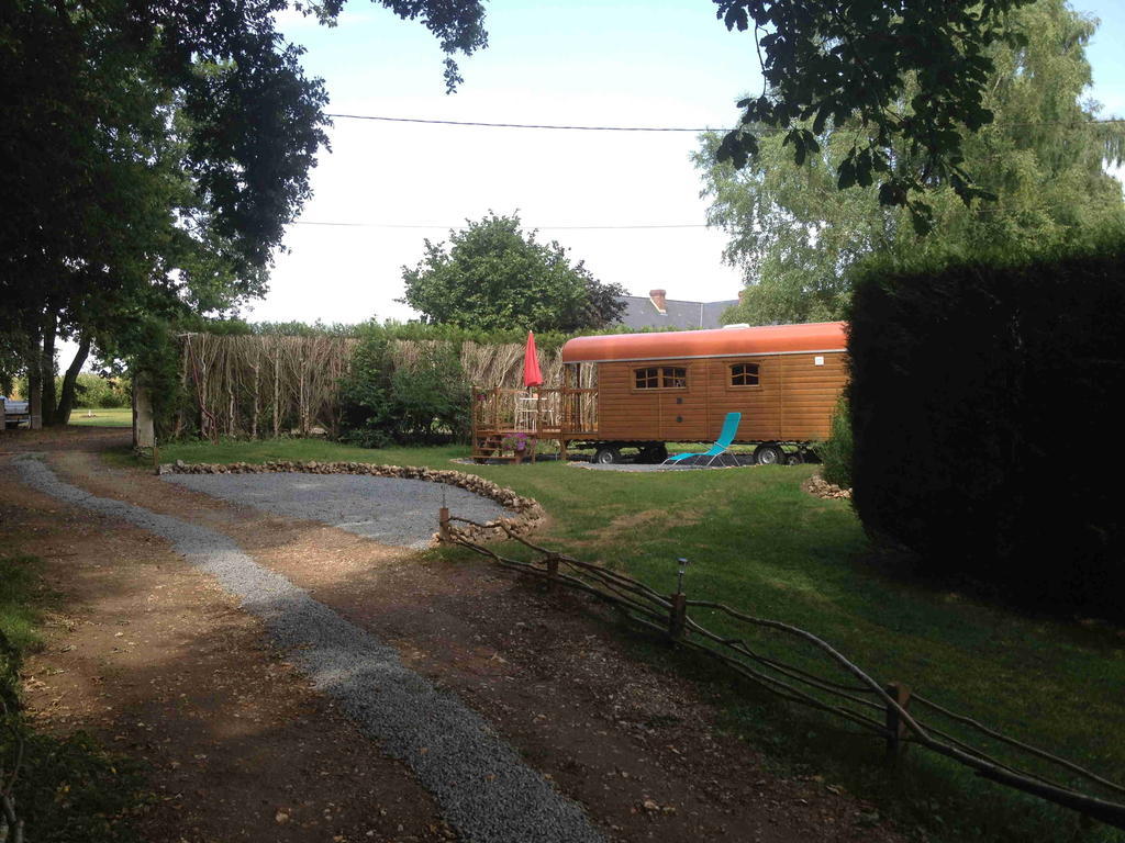 Roulotte Du Petit Bois Theillement Exterior foto